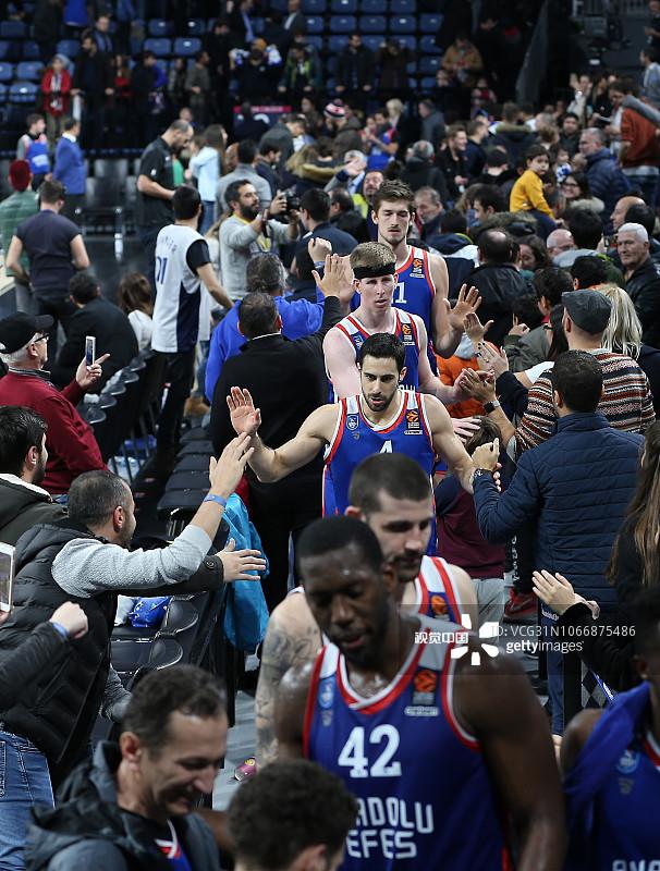 美记：快船休赛期引援失败，坐拥“顶配”阵容却不得不用新人（美媒：快船休赛期补强失利，豪华阵容仍被迫启用新人）