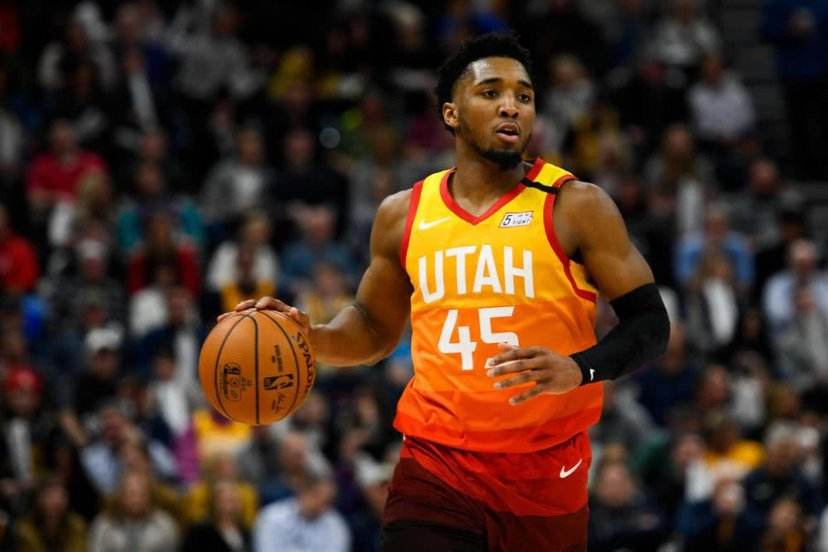 飞起来了！美国高中球员这波操作太秀了！（起飞！美国高中球员这一波神操作震撼全场）