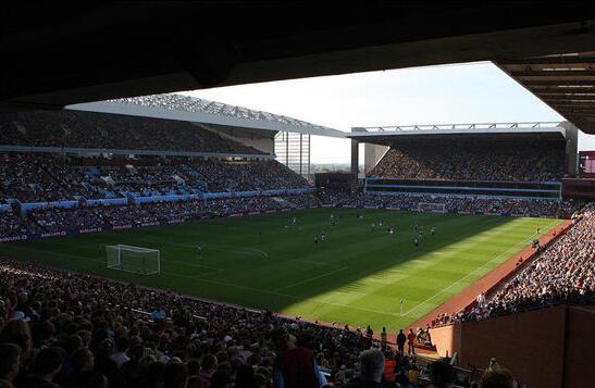 中超赛场争议判罚：VAR判罚引发热议,（中超赛场再起风波：VAR裁定引发热议）