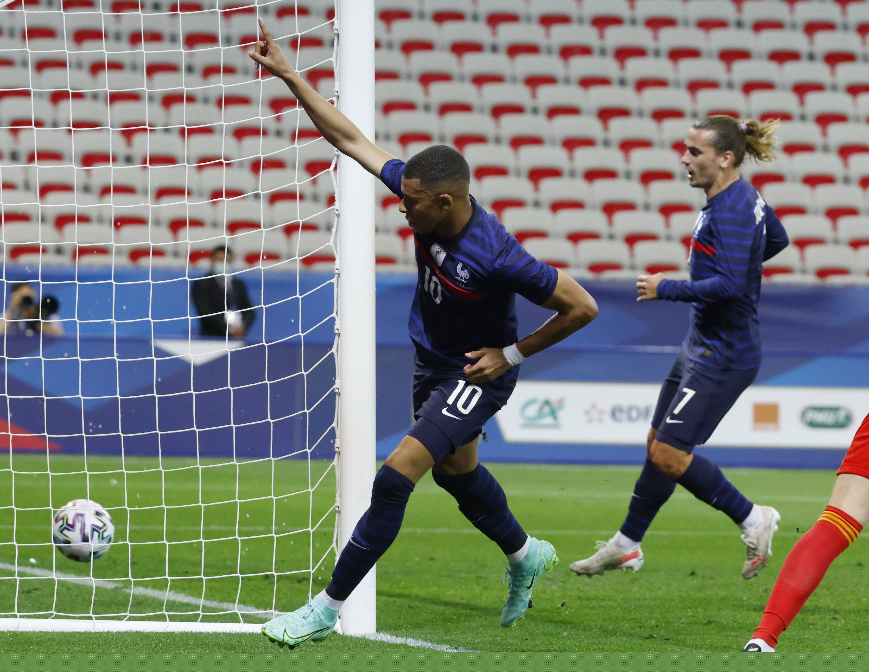 NBA战报：东詹缺席，布朗30分8板8助，凯尔特人126-105大胜湖人（NBA战报：东詹缺阵，布朗30+8+8领军，凯尔特人126-105击败湖人）