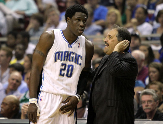 致敬蓝军传奇，库库雷利亚度假时身穿德罗巴球衣（库库雷利亚度假穿德罗巴战袍，向蓝军传奇致敬）