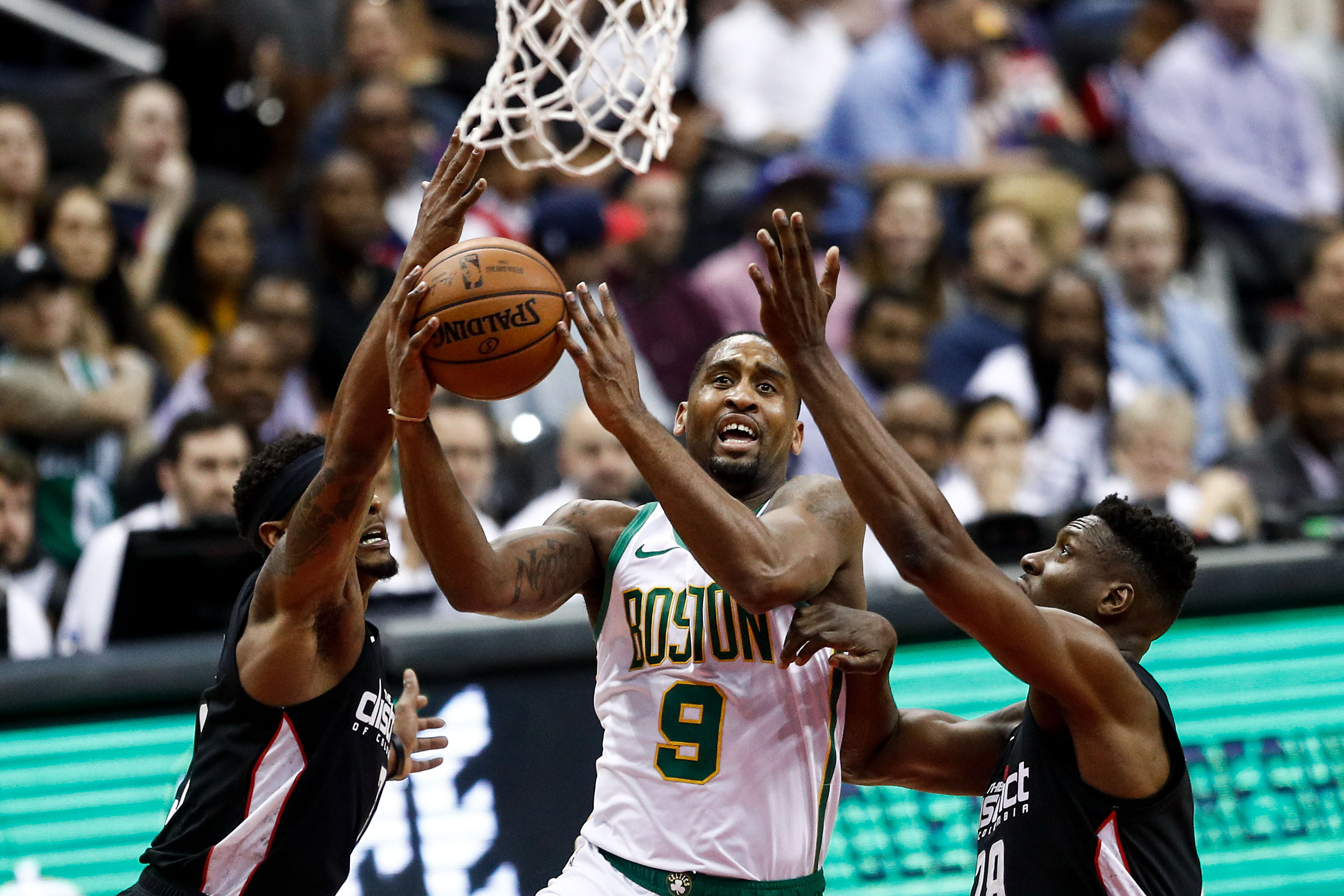 马刺主帅谈双杀雷霆：才打了29场而已，不必过度神话胜利（马刺主帅评双杀雷霆：赛季仅过29场，无需过度神话这场胜利）