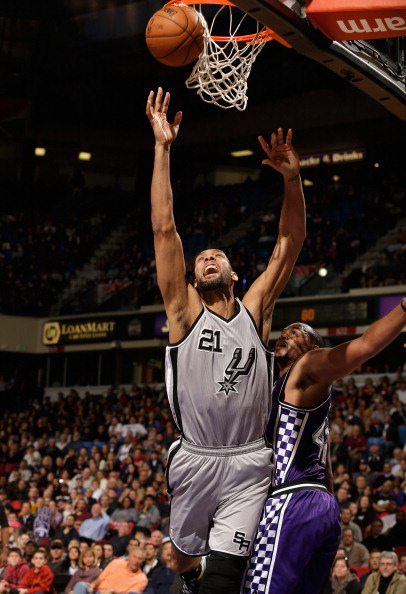 每体：费尔明出席家乡的巴萨及个人球迷协会成立活动，为球迷签名（每体：费尔明回到家乡见证巴萨与个人球迷会成立，亲为球迷签名）