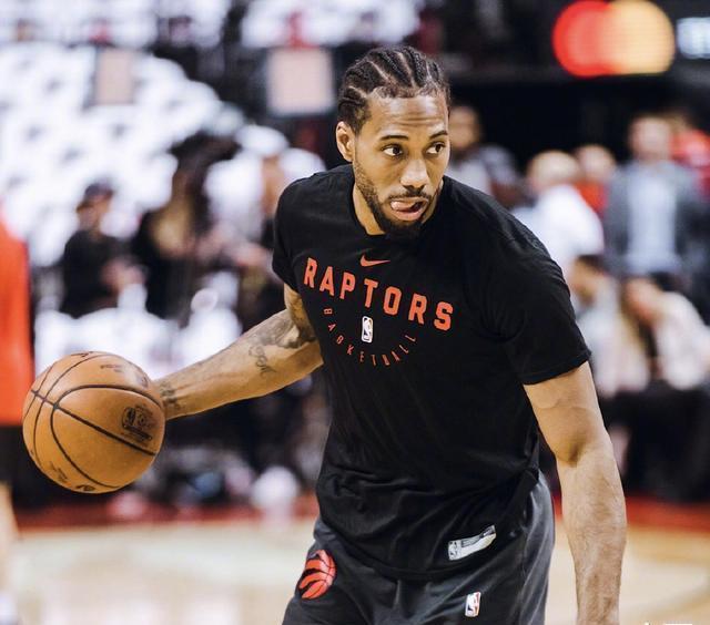 诺坎普新王？17岁的亚马尔和梅西谁更强？（诺坎普新王之争：17岁亚马尔能否比肩梅西？）