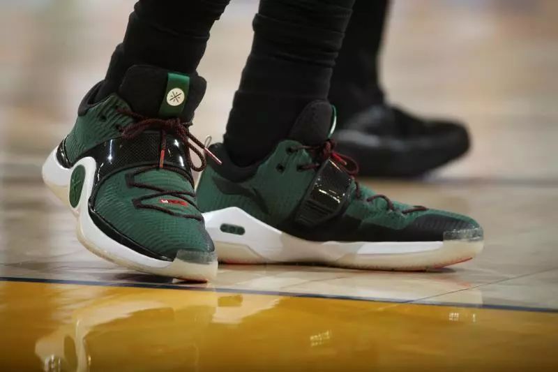 美媒晒图盛赞威少：他在国王，就好像一辆布加迪停在贫民窟（美媒配图夸赞威少：在国王阵中，他犹如贫民窟里的布加迪般耀眼）