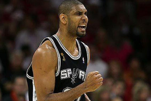 篮球盛宴：特雷·琼斯上篮如流星划过（球场嘉年华：特雷·琼斯上篮宛若流星掠空）